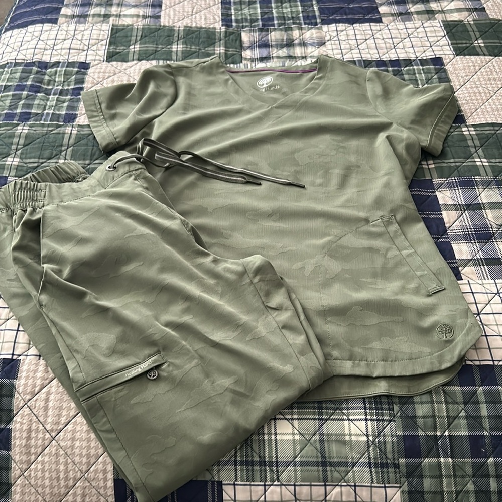 Healing Hands Camo scrub set like new. Pants are jogger style. Top and bottom Sm